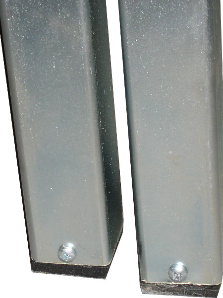 Detail: Füße Scheren-Stehtisch ST aus verzinktem Stahlrohr. Fußstopfen sind durch Schrauben gesichert!