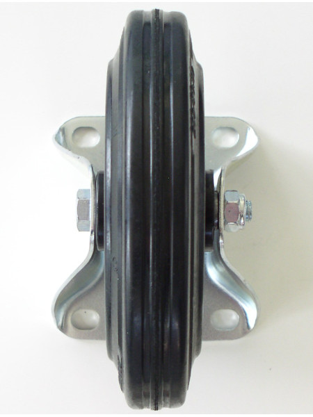 Detail Bockrolle: Lauffläche aus schwarzen Vollgummi und Montageplatte. Rad mit ca. 200 kg Traglast
