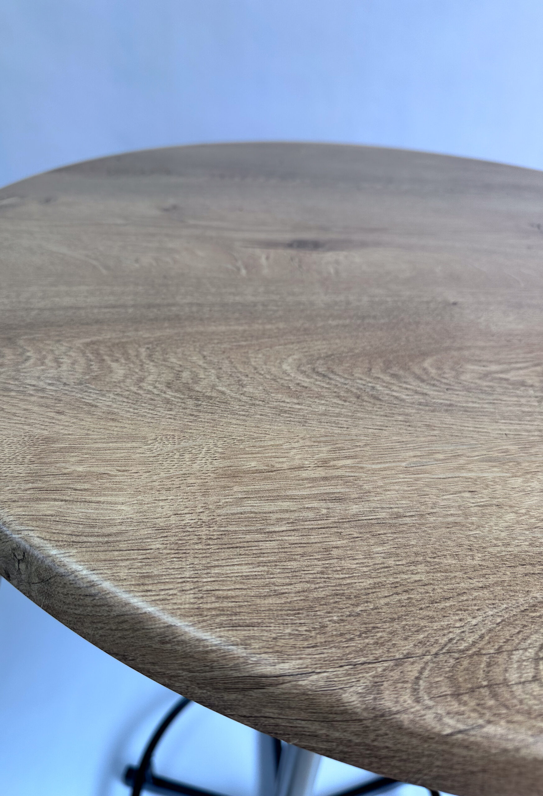 Nahaufnahme der Washed Elm Tischplatte mit Holzmaserung und abgerundeter Kante