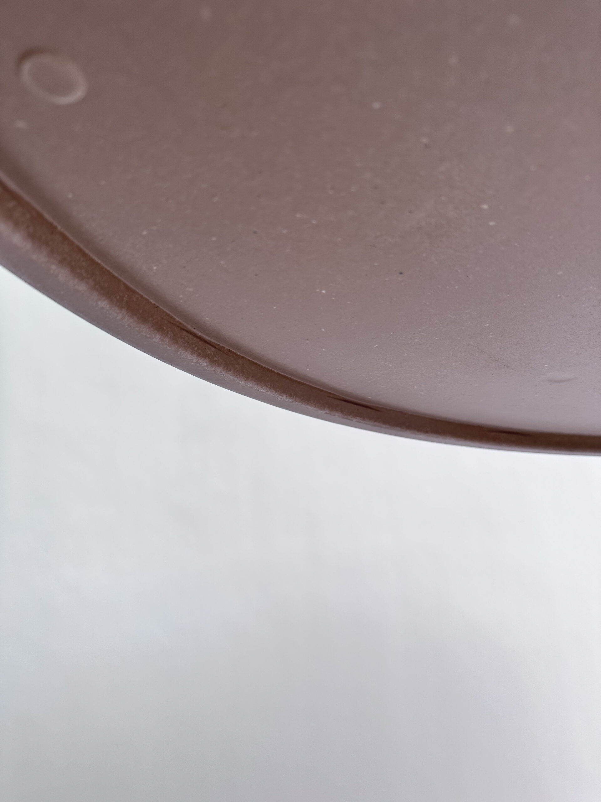 Unterseite der Washed Elm Tischplatte mit abgerundeter Plattenkante