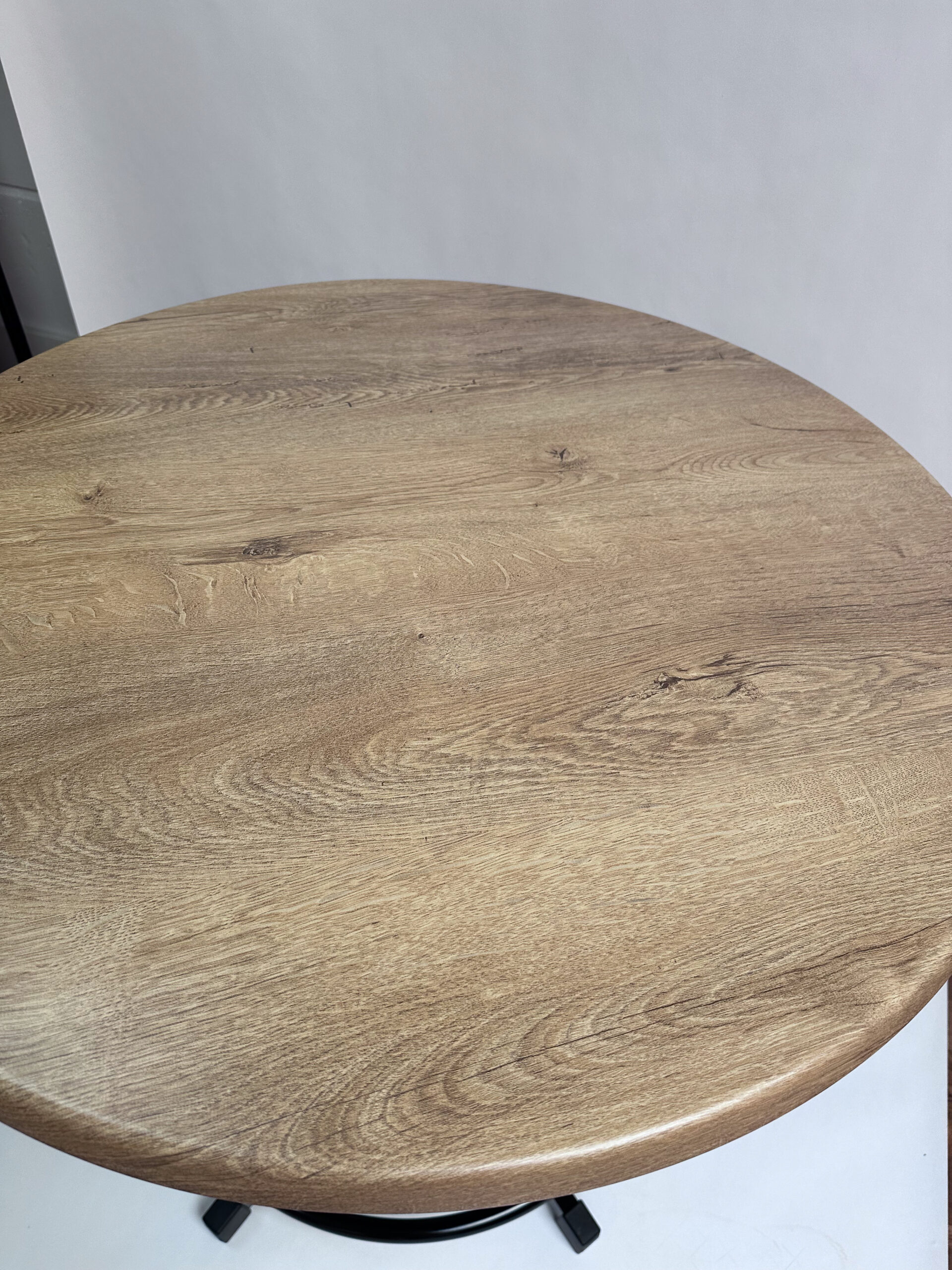 Runde Washed Elm Tischplatte montiert auf einem Stehtisch
