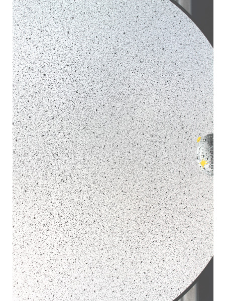 Detail der Sevelitplatte mit 85 cm Durchmesser und Dekor in heller Steinoptik Granit