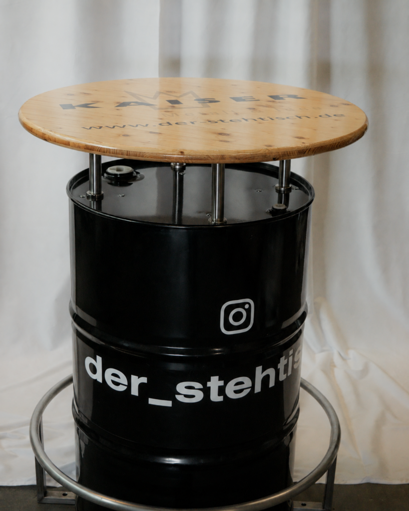 Schwarzer Fass-Stehtisch mit Holzplatte und Fußring